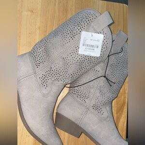 Arizona Jean Company Light Gray Perforated Heeled Boots